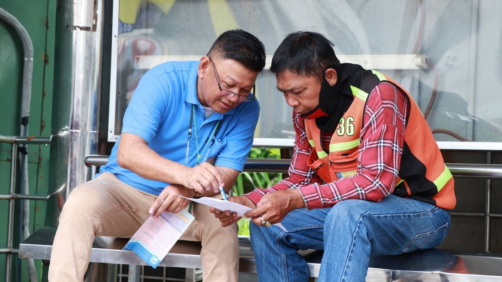 ธนพัต ธนัตเจริญ ให้คำปรึกษาตัวต่อตัวแก่ผู้ประกันตน