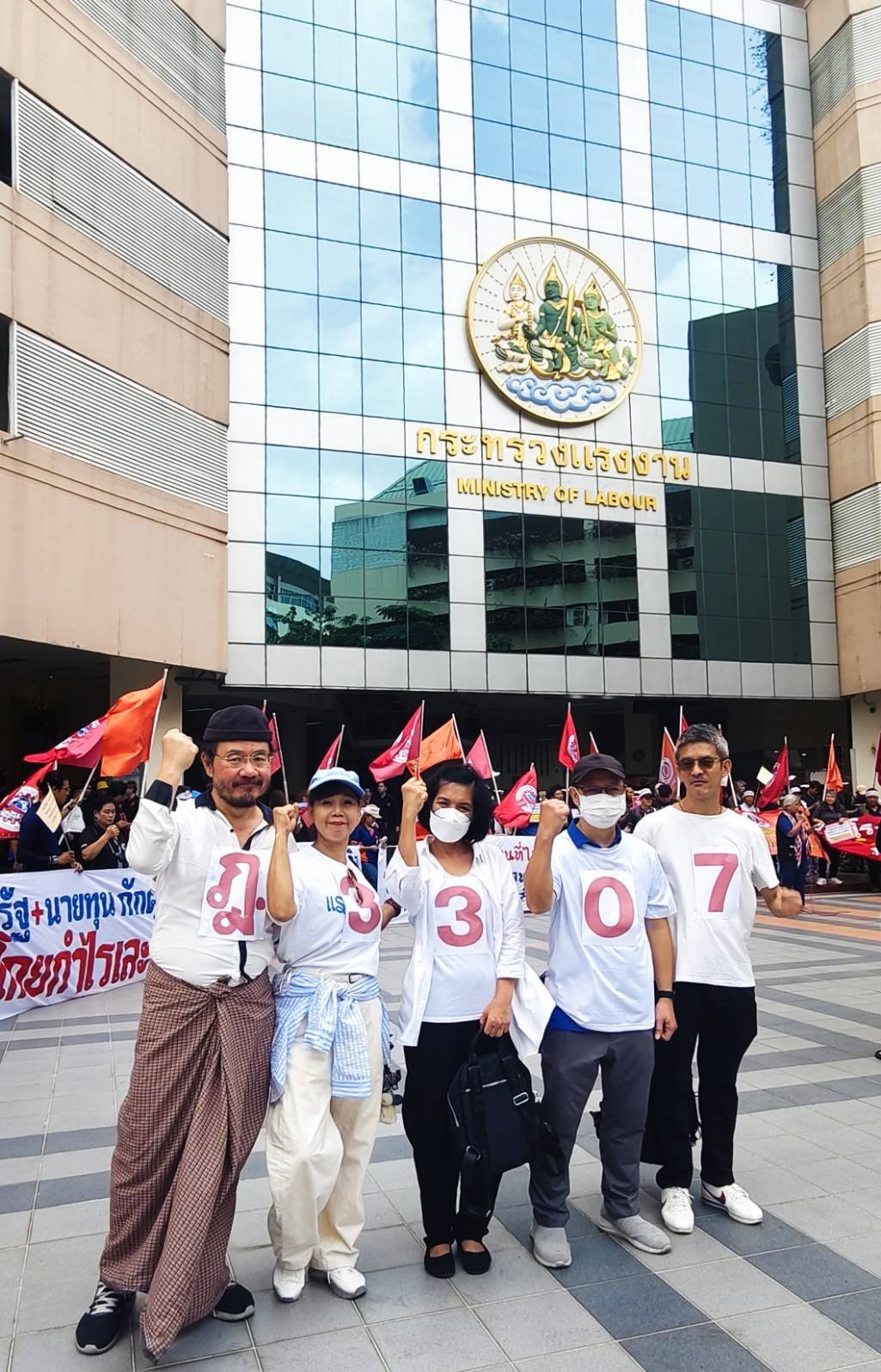 Khor Khuen movement group joins SSOT workers' rally at Ministry of Labour, Bangkok April 2025