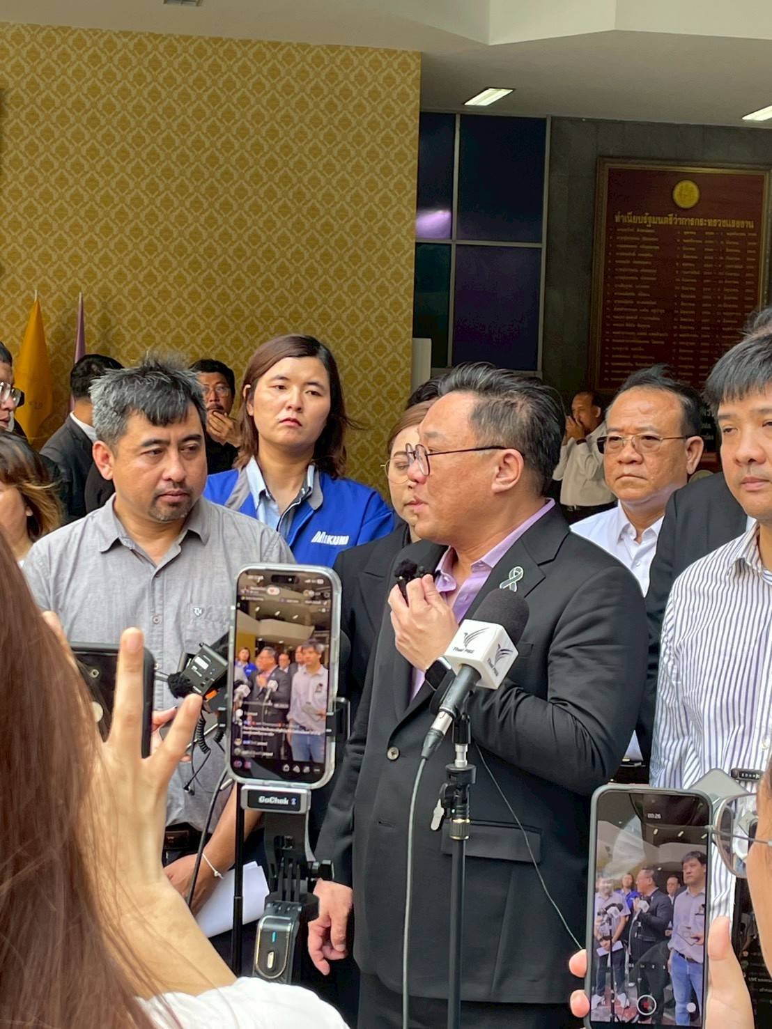 นายจุลพันธ์ อมรวิวัฒน์ รัฐมนตรีว่าการกระทรวงแรงงาน ให้สัมภาษณ์สื่อมวลชนหลังรับหนังสือจากทีมประกันสังคมก้าวหน้า