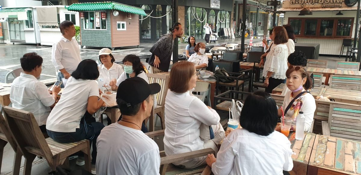 Delegation debrief at a café near Maleenont Tower after the march