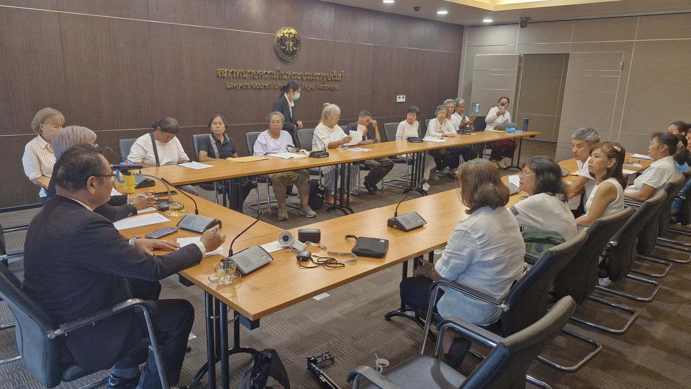 นั่งประชุมในห้องสภาทนายความ