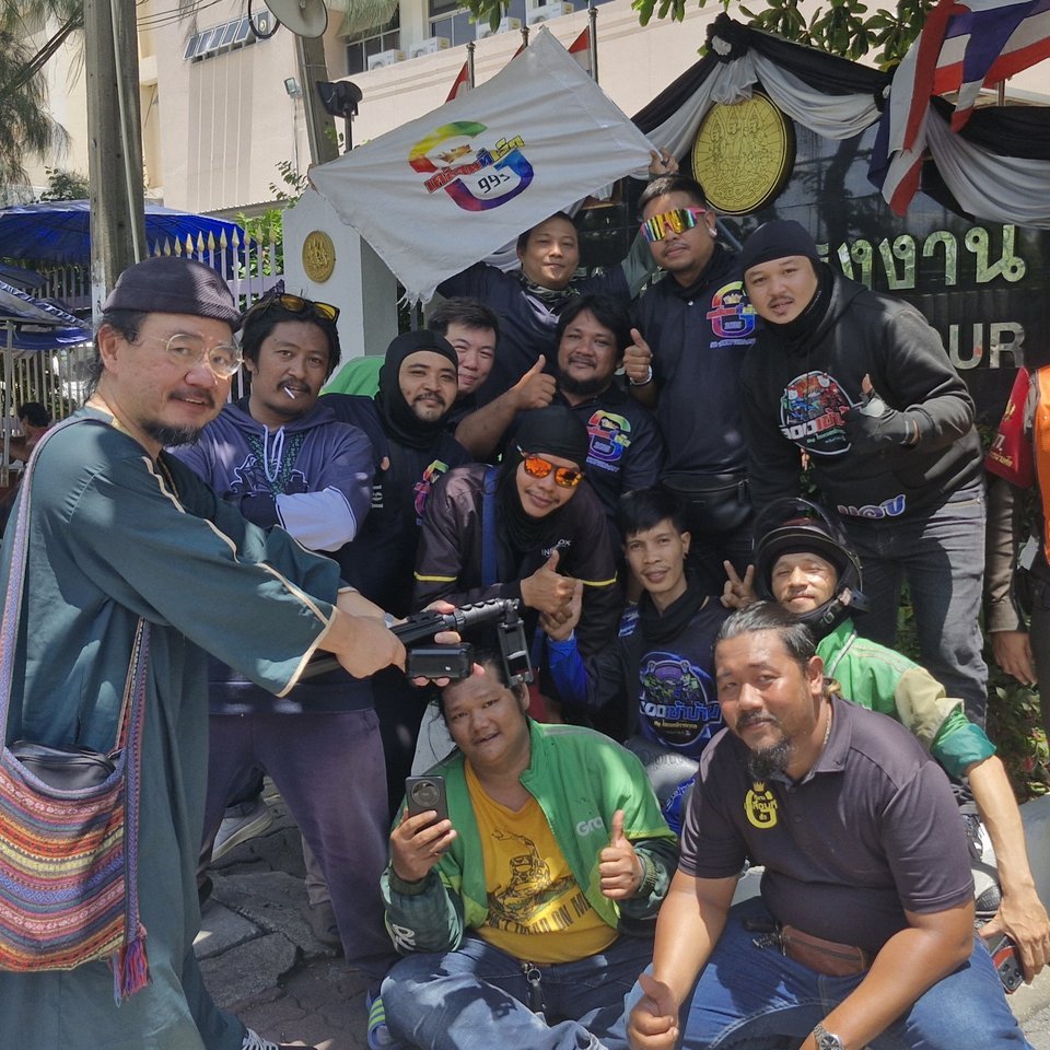 หมอบูรณ์ อารยพล ถ่ายภาพร่วมกับกลุ่มไรเดอร์หน้ากระทรวงแรงงาน 27 พฤษภาคม 2569
