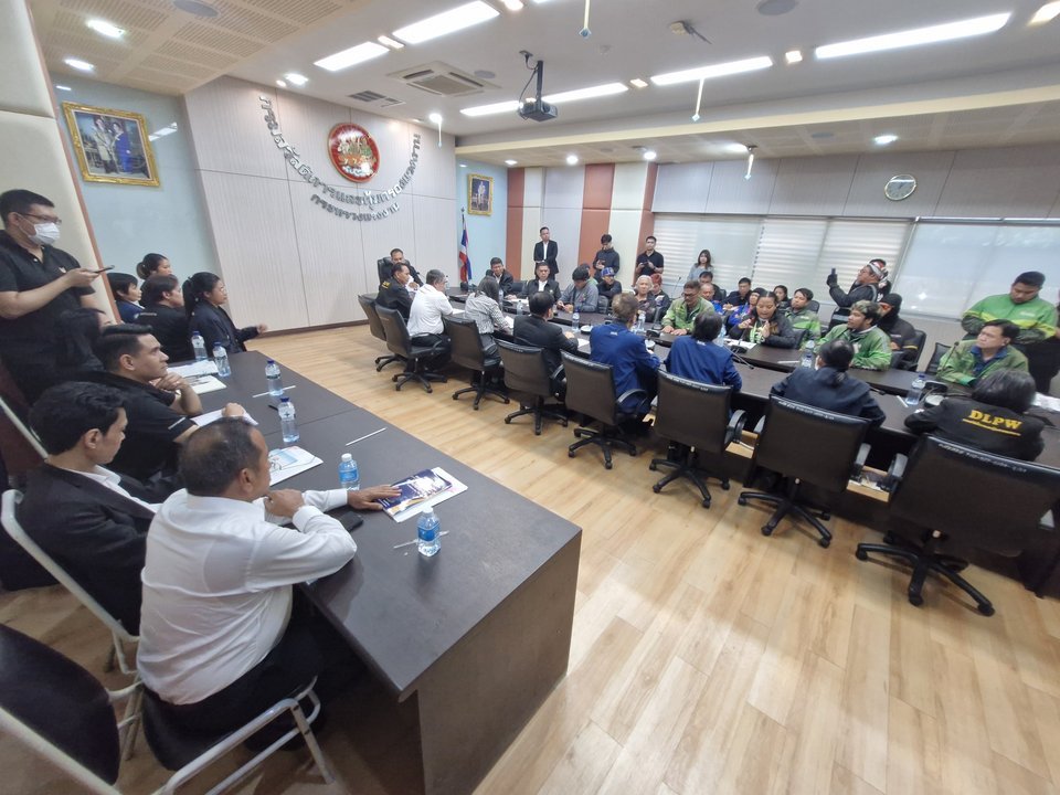 บรรยากาศการเจรจาในห้องประชุมกระทรวงแรงงาน ตัวแทนไรเดอร์กับเจ้าหน้าที่