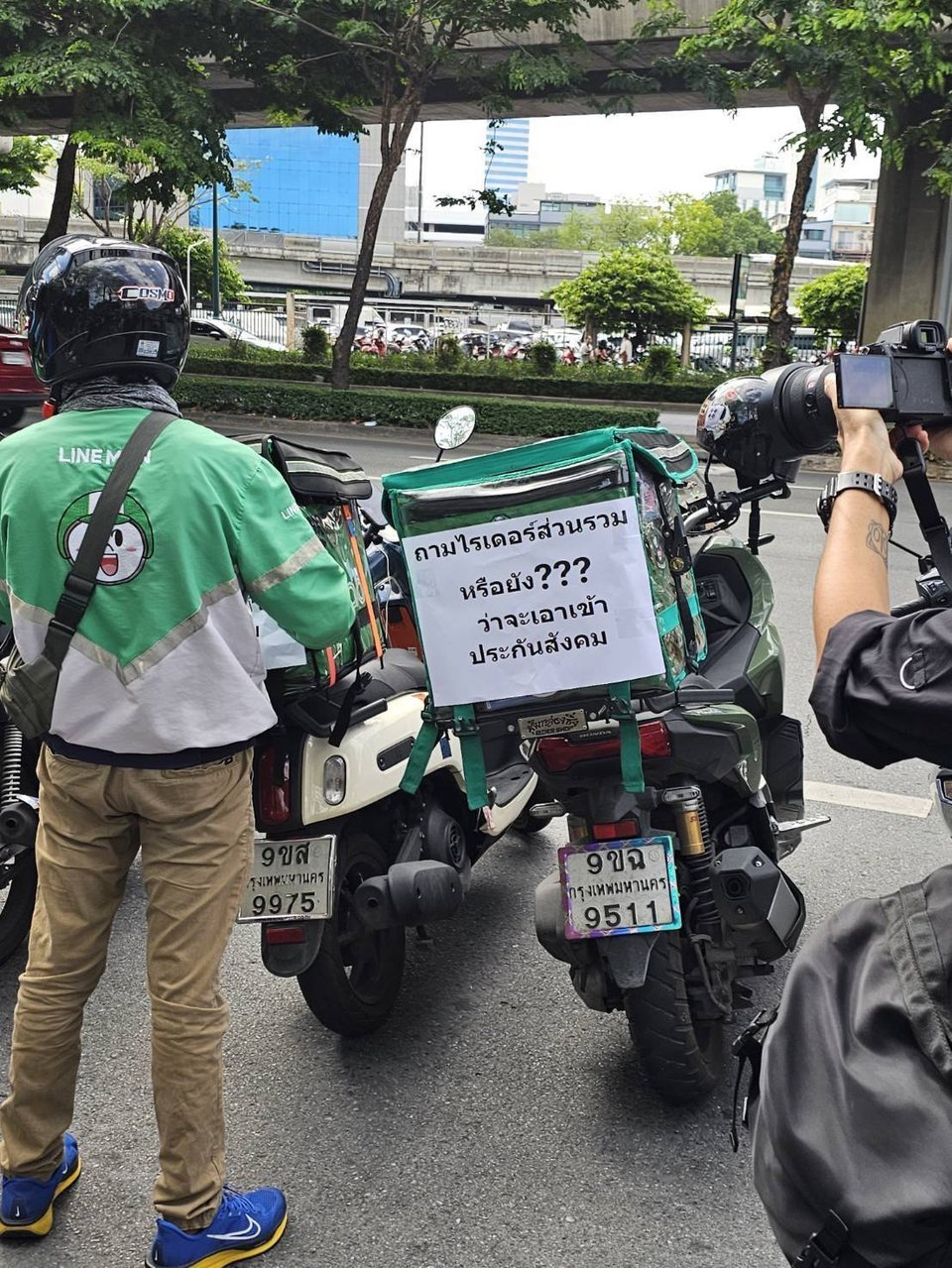 ไรเดอร์ติดป้ายหลัง ถามไรเดอร์ส่วนรวมหรือยัง ประกันสังคม