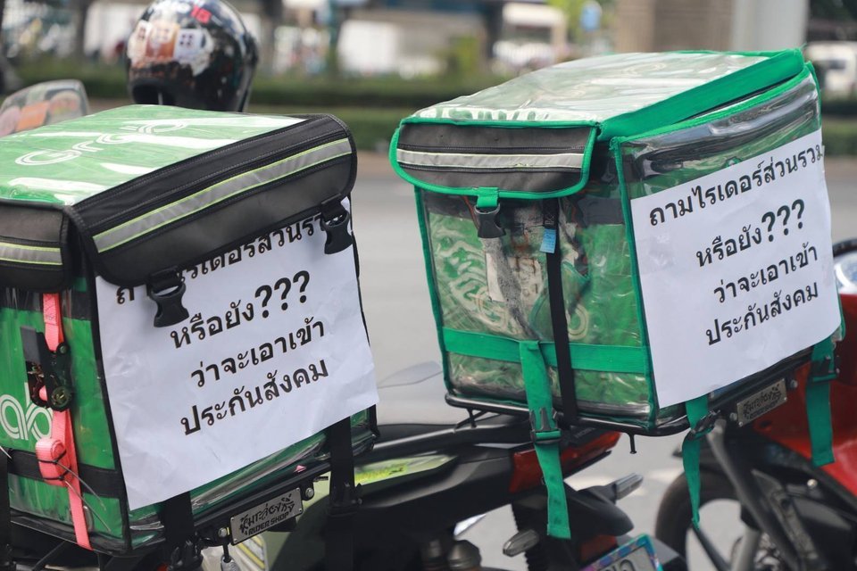 กล่องส่งอาหาร Grab ติดป้าย ถามไรเดอร์ส่วนรวมหรือยัง ว่าจะเอาเข้าประกันสังคม