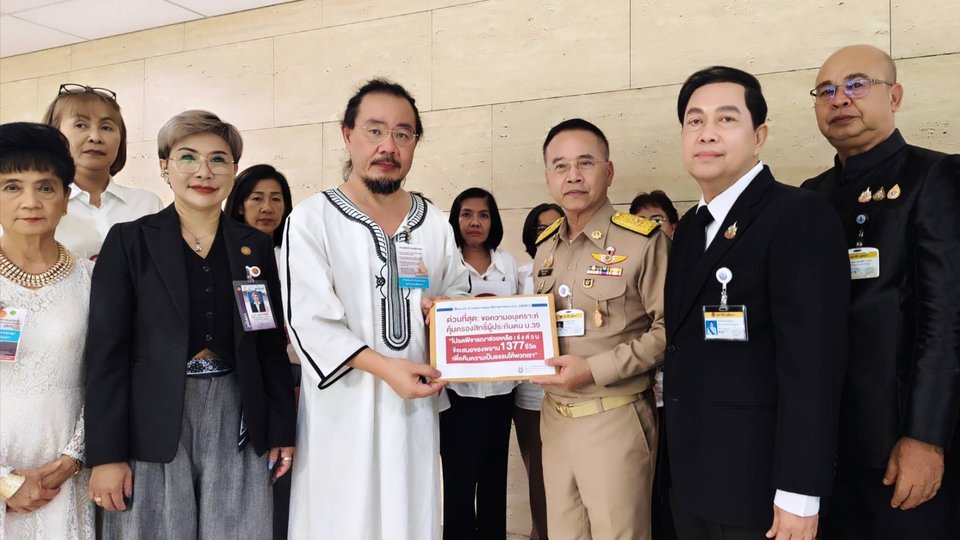 หมอบูรณ์ อารยพล มอบหนังสือ 1,377 พยาน ต่อนายนิรุตติ สุทธินนท์ ประธานกรรมาธิการแรงงาน วุฒิสภา และนายชินโชติ แสงสังข์ 25 พฤษภาคม 2569