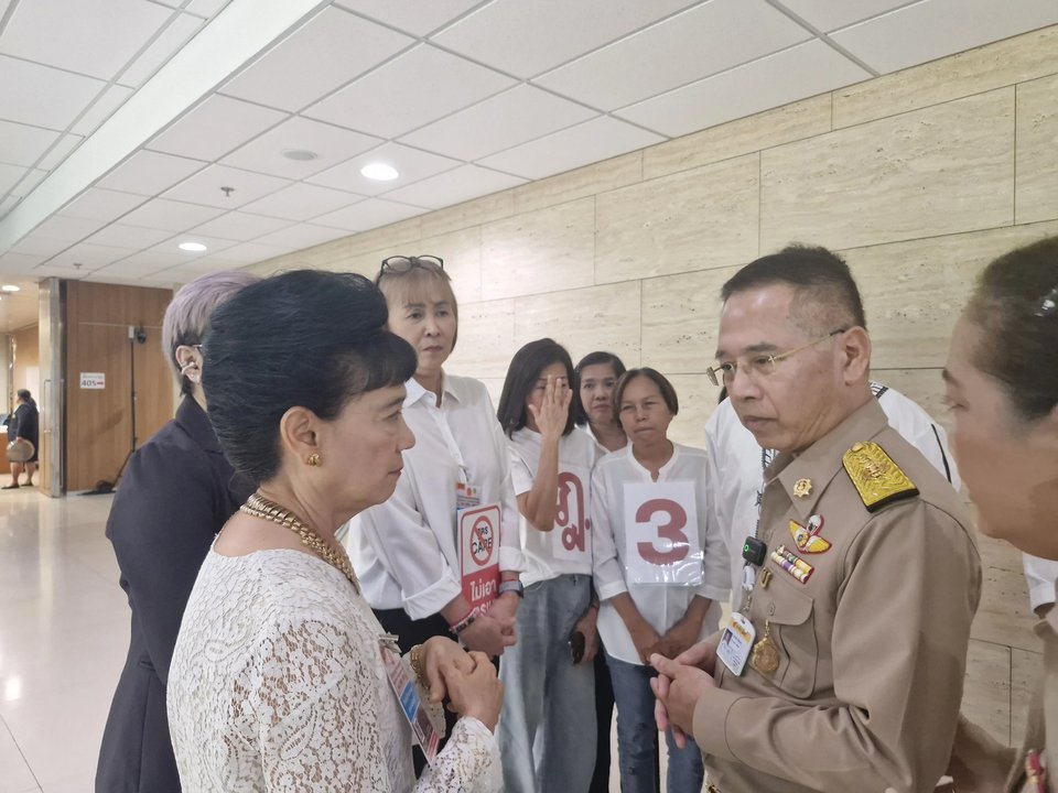 พูดคุยกับเจ้าหน้าที่วุฒิสภาก่อนยื่นหนังสือ