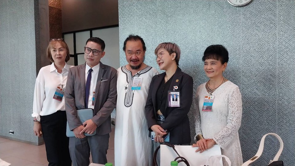 ทีมงานเครือข่ายผู้พิทักษ์บำนาญผู้ประกันตน 5 คน ในรัฐสภา