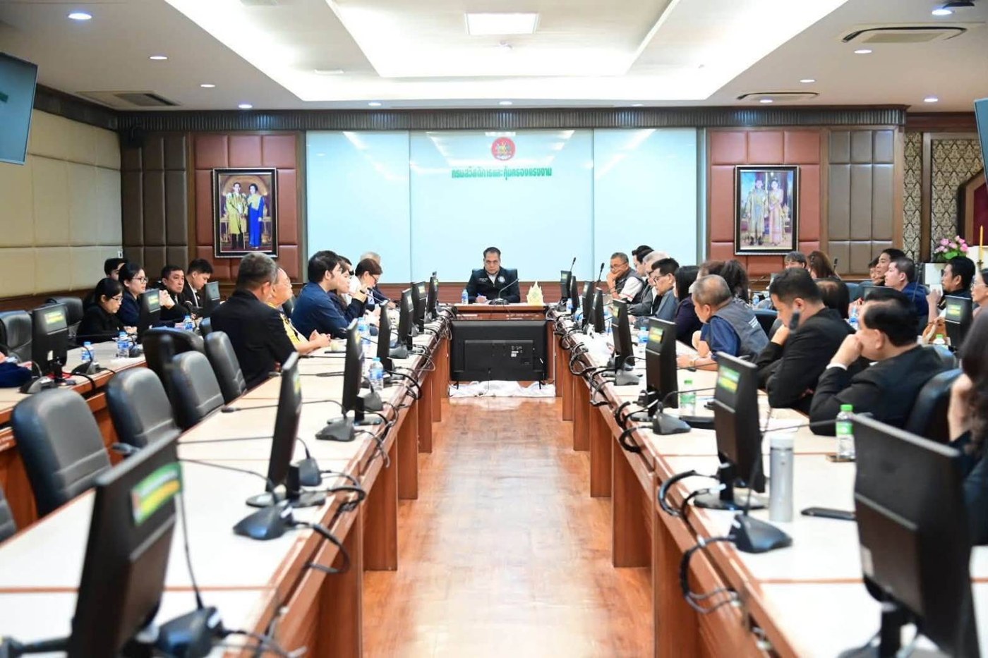 การประชุมระหว่างกรมสวัสดิการและคุ้มครองแรงงานกับเครือข่ายแรงงาน สสรท. สภาองค์การลูกจ้างพัฒนาแรงงานแห่งประเทศไทย และ อรท. หารือสูตร CARE ณ ห้องประชุม ศ.นิคม จันทรวิทุร กรมสวัสดิการและคุ้มครองแรงงาน 3 สิงหาคม 2569
