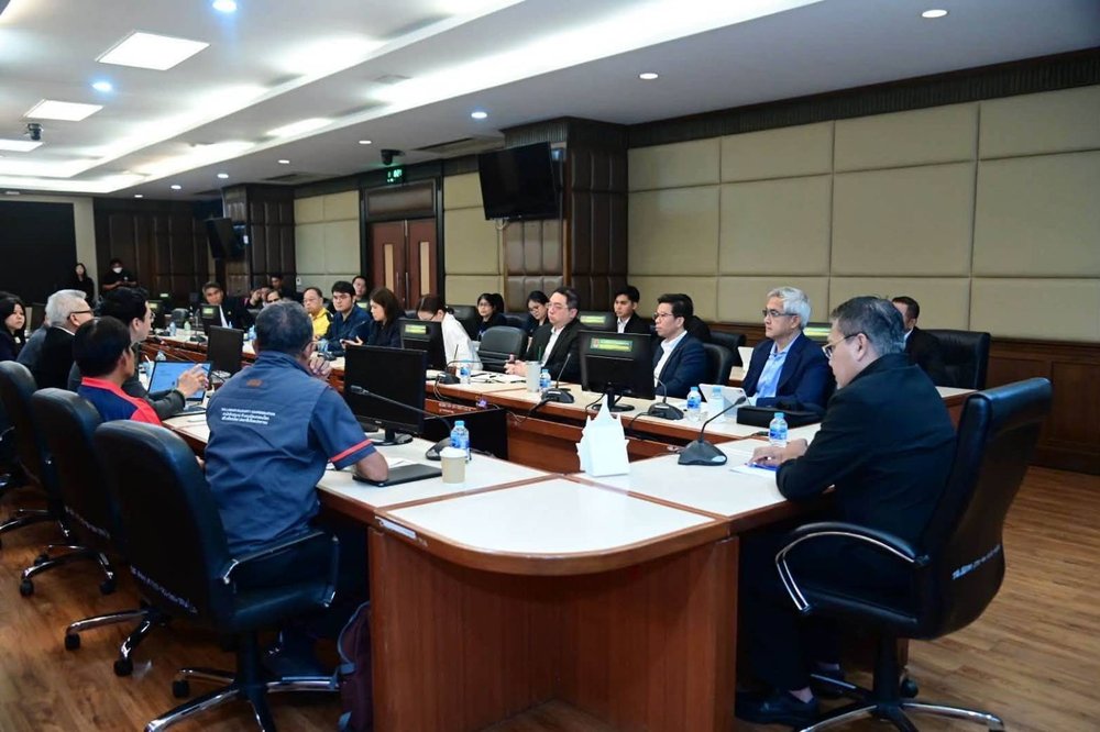 ผู้แทนเครือข่ายแรงงานสองท่านนั่งฟังการประชุม