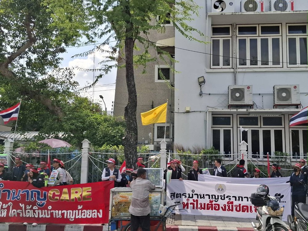 ผู้ชุมนุมถือป้ายคัดค้านสูตร CARE จำนวนมาก