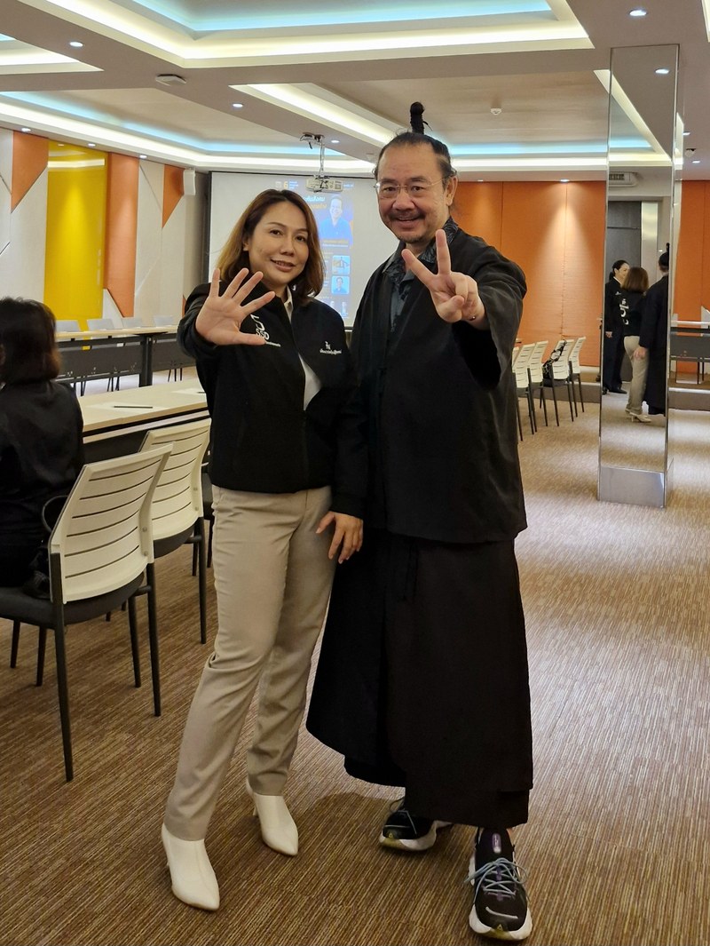 คุณส้ม วิรัลย์ยา วงษ์จันทร์ เบอร์ 5 และหมอบูรณ์ อารยพล เบอร์ 2 ชูสัญลักษณ์ตัวเลข เวทีเสวนาระยอง